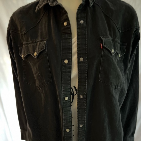 Genuine Levi's black denim shacket size S. Oversized. Distressed. Pearl snaps. - Picture 2 of 5